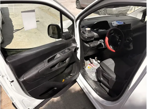 Car image 10