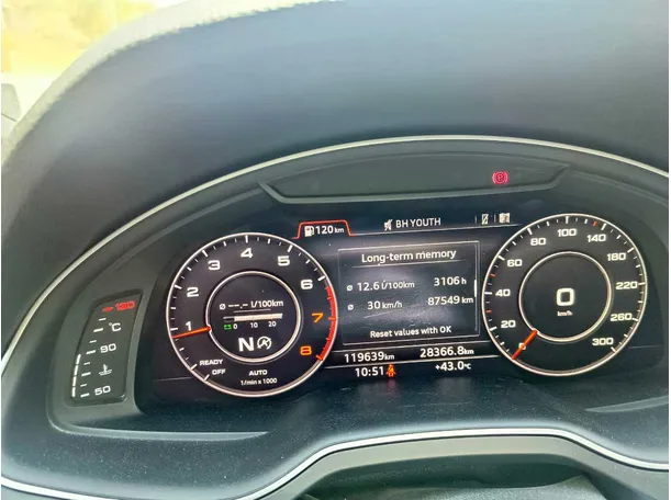 Car image 30