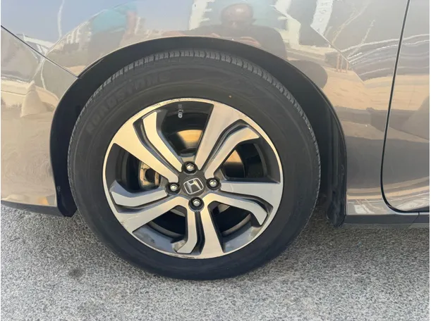 Car image 9
