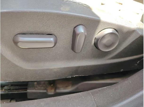 Car image 27