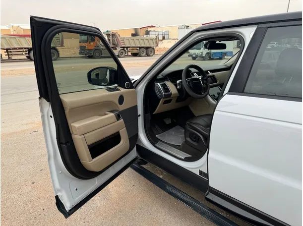 Car image 10