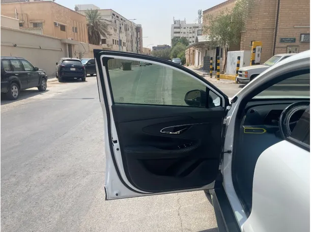 Car image 10