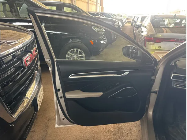 Car image 7
