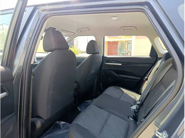 Car image 19