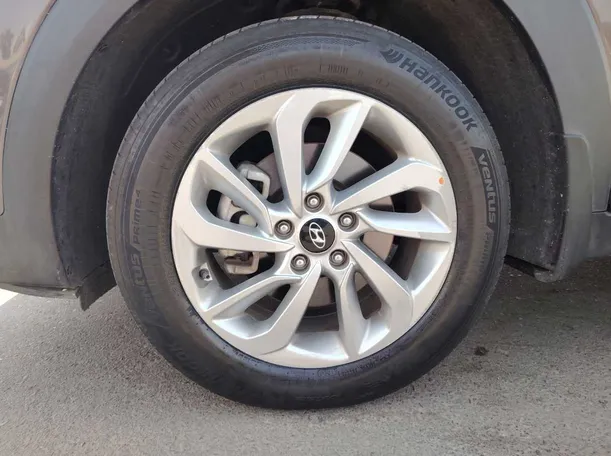 Car image 9