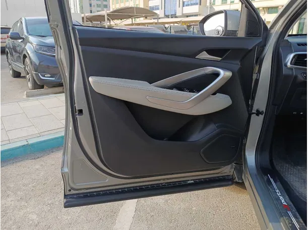 Car image 10