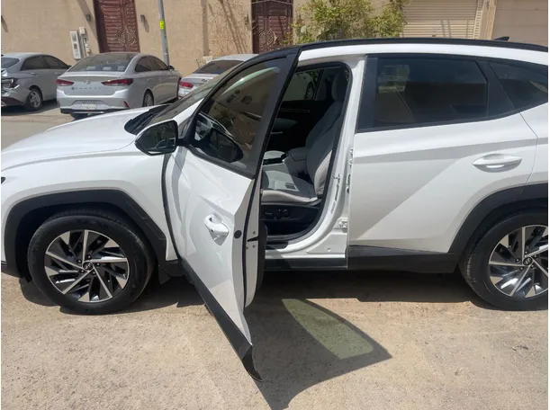 Car image 12