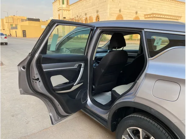 Car image 12