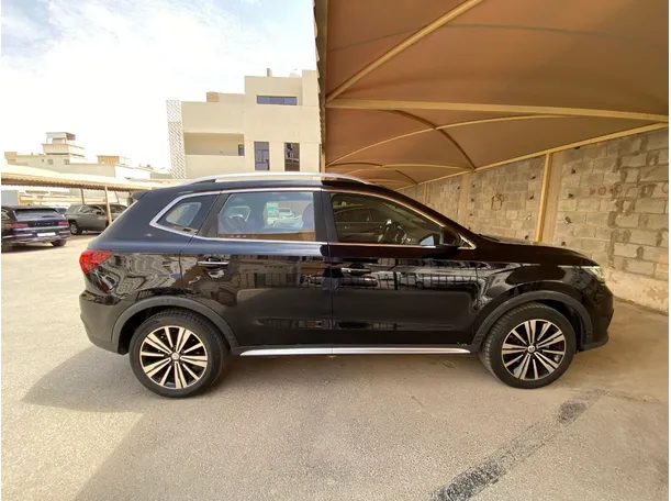 Car image 4