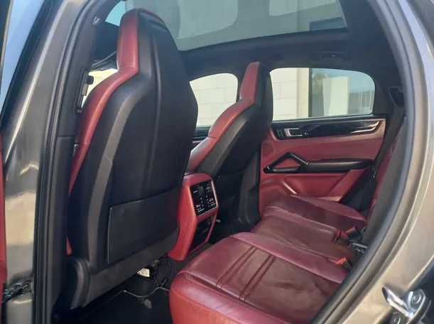 Car image 15