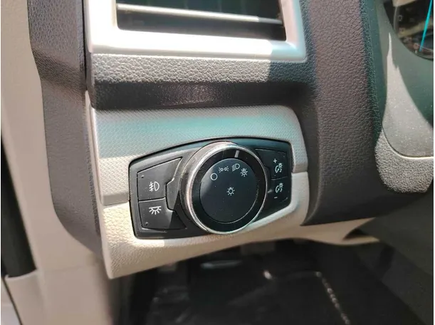 Car image 32