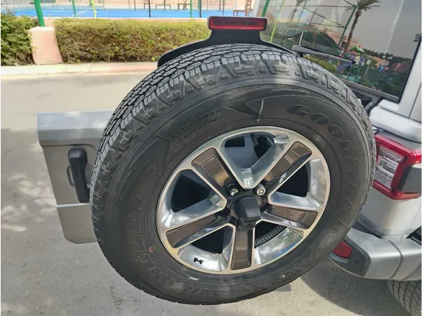 Car image 11