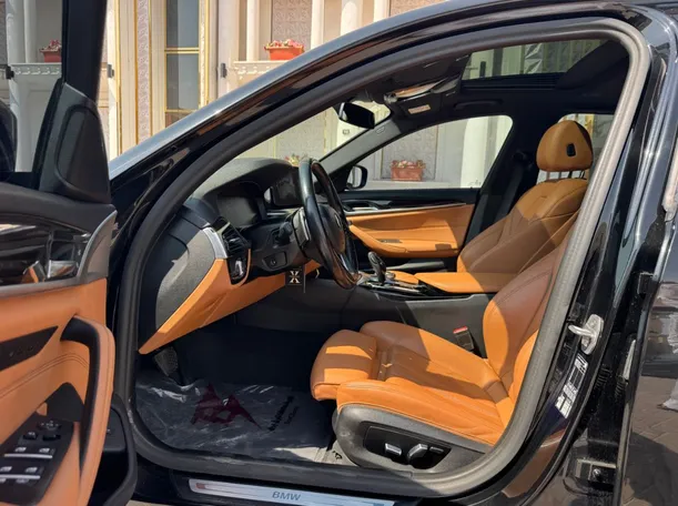 Car image 12