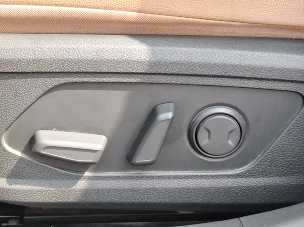 Car image 30