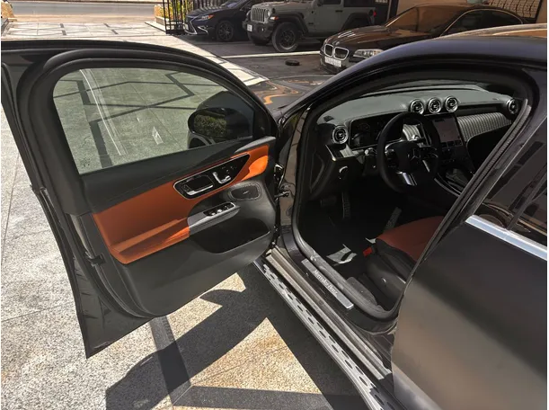 Car image 11
