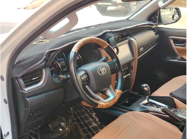 Car image 13