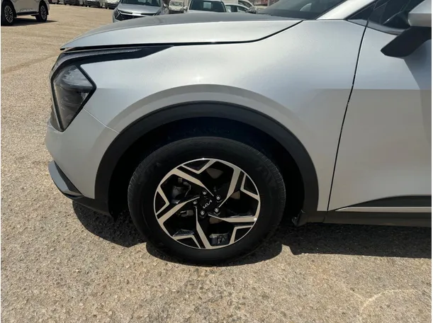 Car image 9