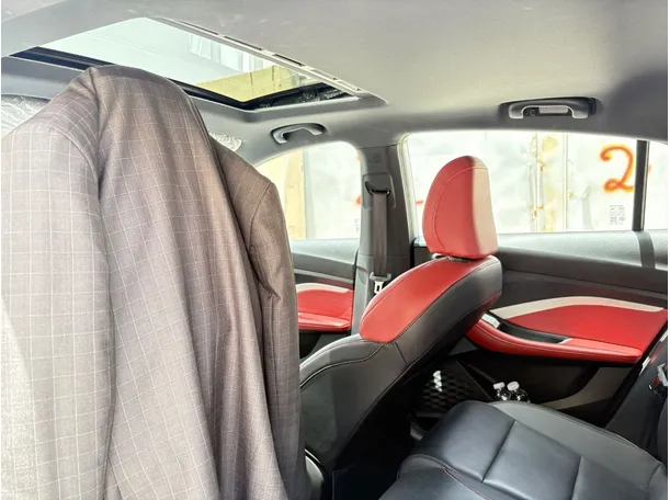 Car image 17