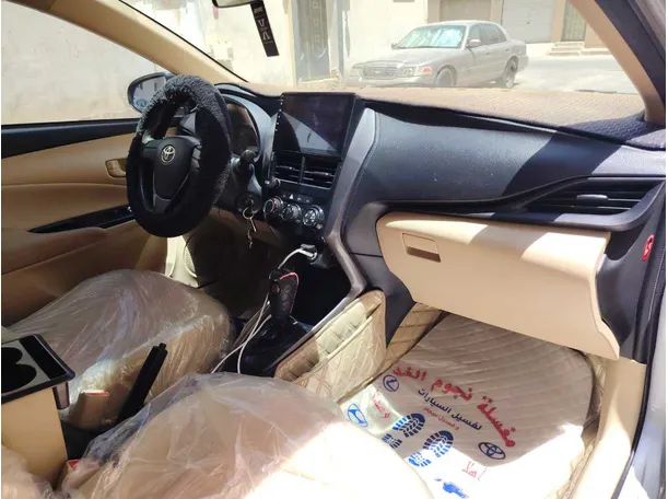 Car image 14
