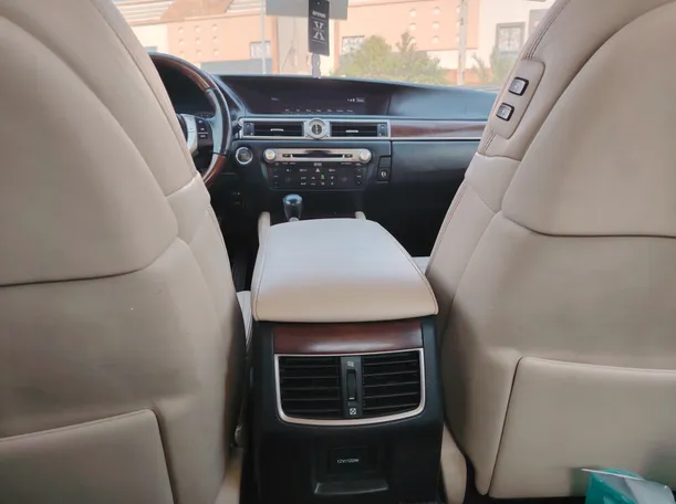Car image 30