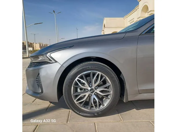 Car image 9