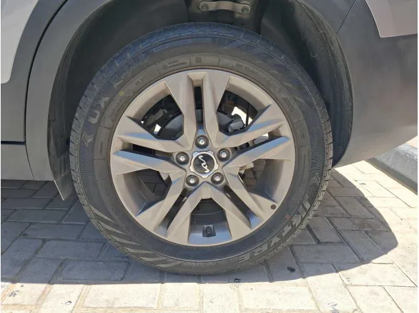 Car image 9
