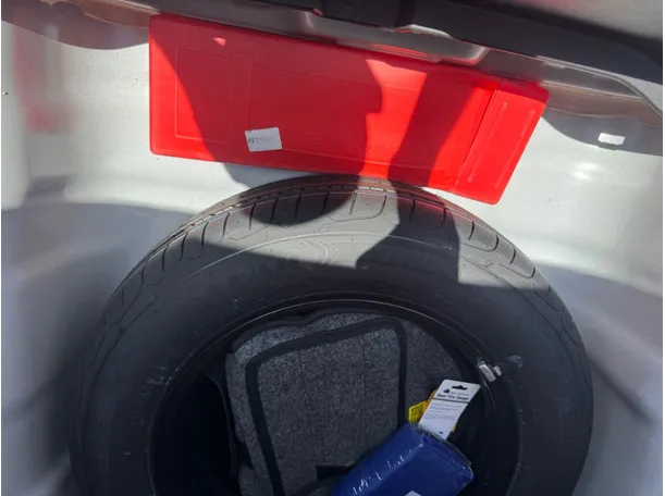 Car image 19