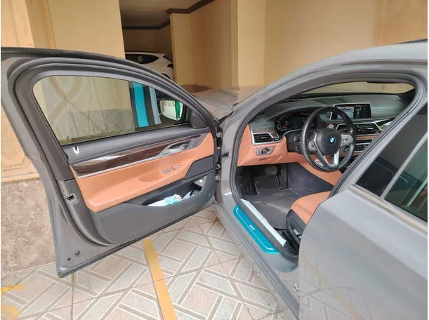 Car image 12