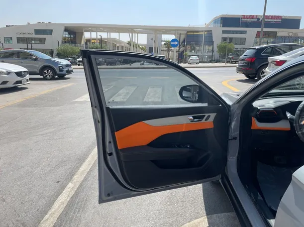 Car image 10