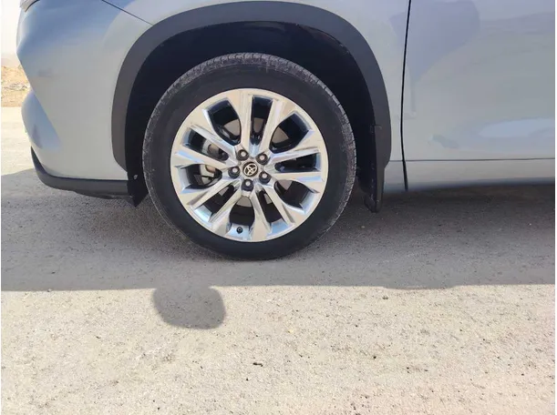 Car image 10