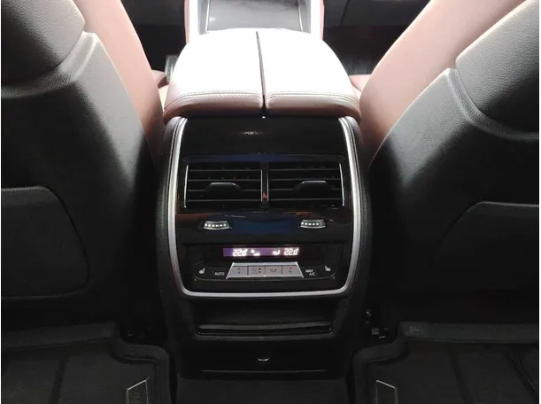 Car image 26