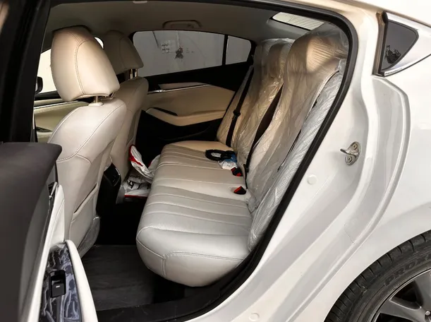 Car image 14