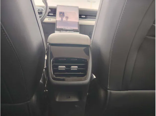 Car image 27
