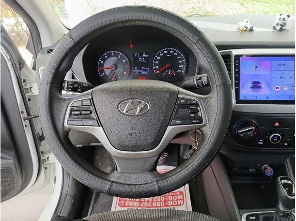 Car image 14