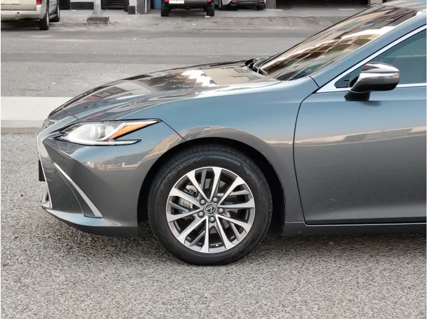 Car image 9
