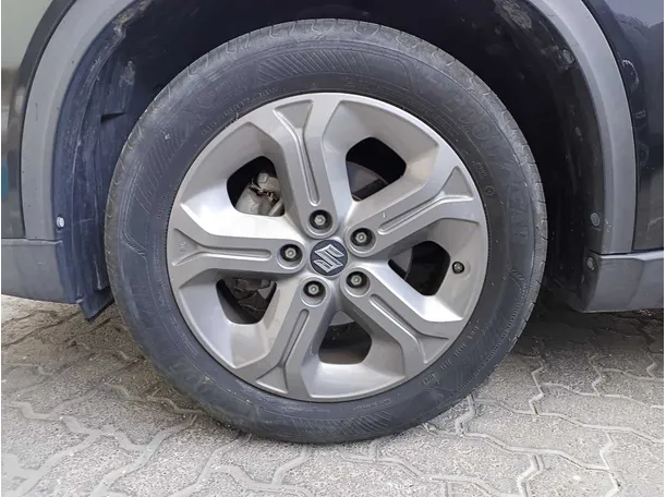Car image 9