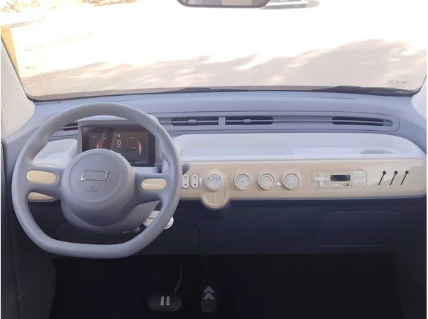 Car image 14