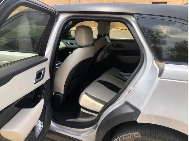 Car image 12