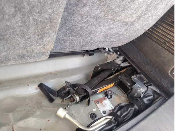Car image 25