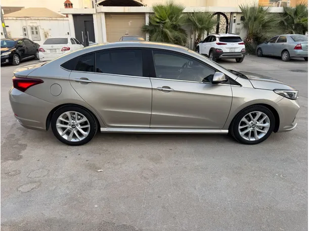 Car image 4