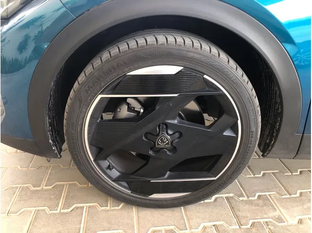 Car image 10
