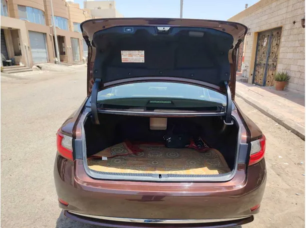 Car image 25