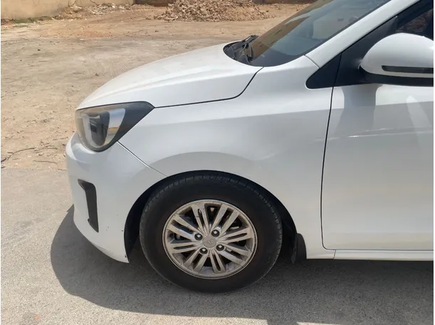 Car image 9