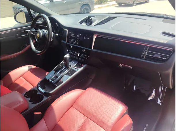 Car image 14