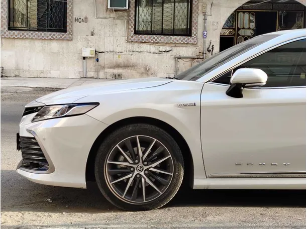 Car image 9