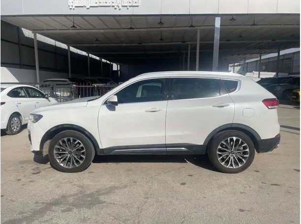 Car image 8
