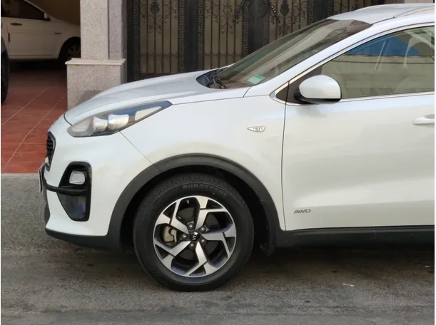 Car image 9