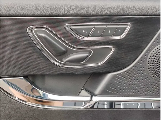 Car image 32