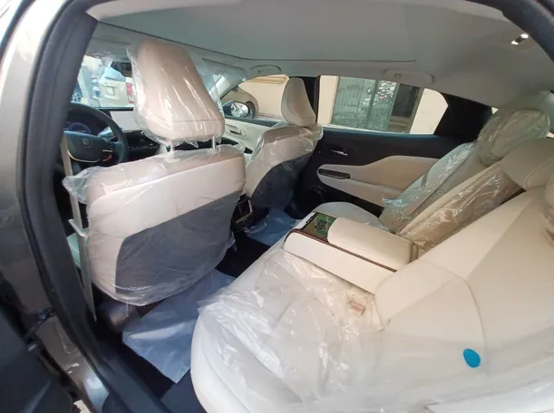 Car image 11