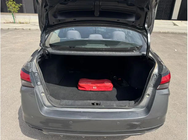 Car image 18